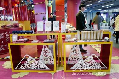 故宮文創(chuàng)快閃店現(xiàn)身上海南京路 300多種文創(chuàng)產(chǎn)品驚艷亮相